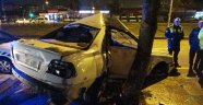 Otomobil ağaca çarptı: 2 yaralı