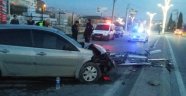 Otomobil aydınlatma direğine çarptı: 3 yaralı