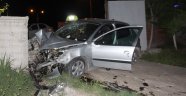 Otomobil bahçe kapısına çarptı: 4 yaralı