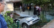 Otomobil bahçede sallanan çocuğun üzerine uçtu