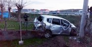 Otomobil bahçeye uçtu: 3 yaralı