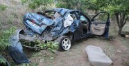 Otomobil bahçeye uçtu, yaralı arkadaşını bırakıp kaçtı