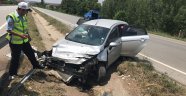 Otomobil bariyerlere çarptı : 2 yaralı
