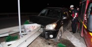 Otomobil bariyerlere çarptı; 2 yaralı