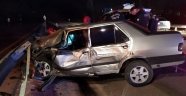 Otomobil bariyerlere çarptı: 3 yaralı