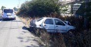 Otomobil bariyerlere çarptı; 4 yaralı
