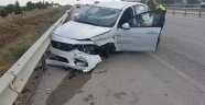 Otomobil bariyerlere çarptı sürücü yaralandı