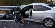 Otomobil bariyerlere ok gibi saplandı: 1 ölü, 1 ağır yaralı