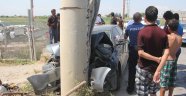 Otomobil beton direğe çarptı: 1 ölü 2 yaralı