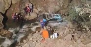 Otomobil dereye yuvarlandı: 1 ölü 2 yaralı