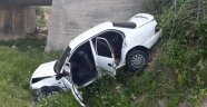 Otomobil dereye yuvarlandı: 4 yaralı