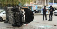 Otomobil direğe çarpıp takla attı: 2 yaralı