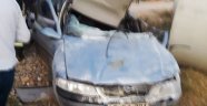 Otomobil direğe çarptı: 2 yaralı