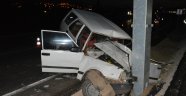 Otomobil direğe çarptı: 2 yaralı