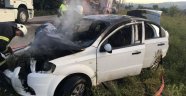 Otomobil direğe çarptı alev aldı: 1 yaralı