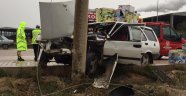 Otomobil direğe çarptı, yolcu araçta sıkıştı