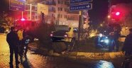Otomobil direği yıkıp kavşağa çıktı
