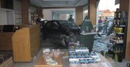 Otomobil dükkana girdi, müşteriler ölümden döndü