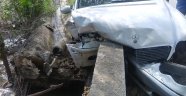 Otomobil duvara saplandı: 1 ölü