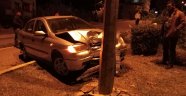 Otomobil Elektrik Direğine Çarptı 1 Yaralı