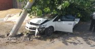Otomobil elektrik direğine çarptı: 1 yaralı