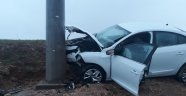 Otomobil elektrik direğine çarptı: 2 Yaralı