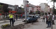 Otomobil elektrik direğine çarptı: 2 yaralı