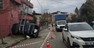 Otomobil elektrik direğine çarptı: 5 yaralı