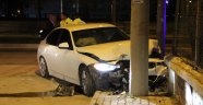 Otomobil elektrik direğine çarptı