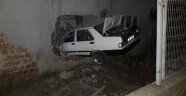 Otomobil eve girdi: 2 yaralı