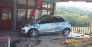 Otomobil evin terasına uçtu: 2 yaralı