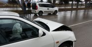Otomobil hafif ticari araca arkadan çarptı: 2 yaralı