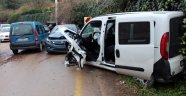 Otomobil hafif ticari araçla kafa kafaya çarpıştı: 6 yaralı