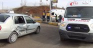 Otomobil, hasta taşıyan ambulansa çarptı: 1 çocuk yaralandı