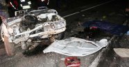 Otomobil ikiye ayrıldı: 2 ölü, 2 yaralı