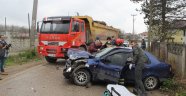 Otomobil ile kamyon çarpıştı: 2 yaralı