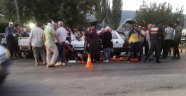 Otomobil ile kamyonet çarpıştı: 6 yaralı