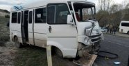 Otomobil ile minibüs çarpıştı! 13 yaralı