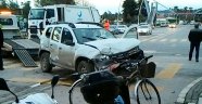 Otomobil ile minibüs çarpıştı: 13 yaralı