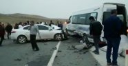 Otomobil ile minibüs çarpıştı: çok sayıda yaralı var