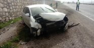 Otomobil istinat duvarına çarptı: 2 Yaralı