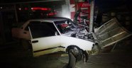 Otomobil işyerine girdi: 2 yaralı