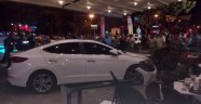 Otomobil kafeye daldı: 1'i ağır 3 yaralı