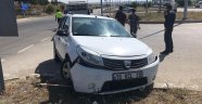 Otomobil kaldırıma çarptı : 2 yaralı