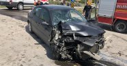 Otomobil kamyon ile çarpıştı: 5 yaralı