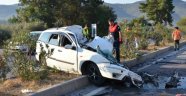 Otomobil karşı şeride uçtu: 2 ölü, 23 yaralı