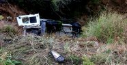 Otomobil kayganlaşan yolda dereye yuvarlandı: 3 yaralı