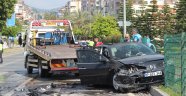 Otomobil kırmızı ışıkta bekleyen araçlara çarptı: 2 yaralı