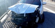Otomobil köprünün korkuluklarına çarptı