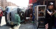 Otomobil marketin içecek dolabına daldı: 3 yaralı